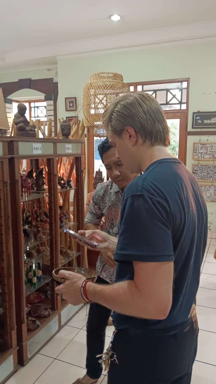 Apikri Welcomes Visitor from Georgia for Unique Showroom Experience