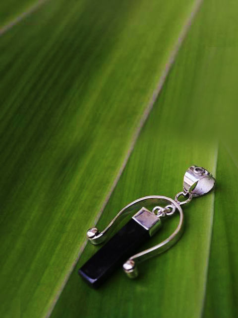silver-pendant-harpa-shape