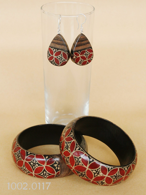 earrings-bracelet-black-wood-kawung-and-flower-motif-batiked